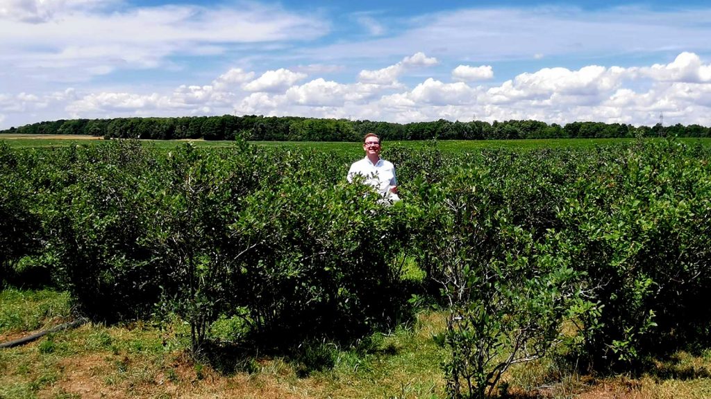 Nick Kulnies of Roguetrippers visit TNT Berries in Perth County for some delicious blueberries
