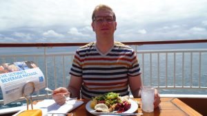 Cruising tips for beginners - roguetrippers eat healthy lunch on cruises