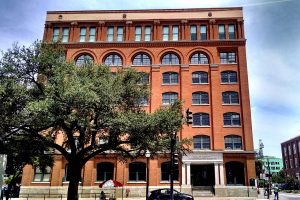 On a Route 66 road trip, Roguetrippers spent some time exploring the amazing city of Dallas, Texas.