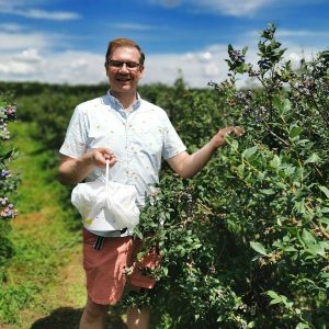Nick Kulnies Greg Bellefontaine blueberry picking at TNTBerries