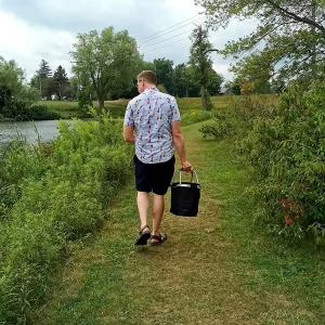 Roguetrippers finding the perfect setting for a road trip picnic